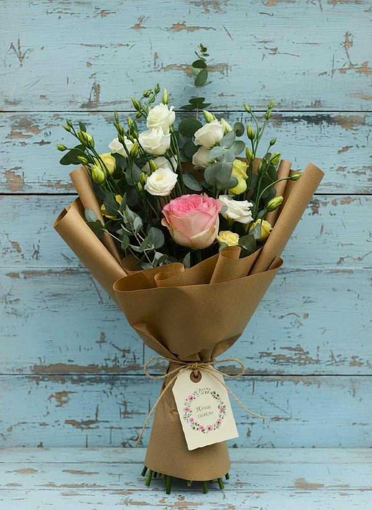 Букет нежный привет в Александровской Кадардино-Балкарской Республики Букет цветов из: Розы и Лизиантусы в Александровской Кадардино-Балкарской Республики