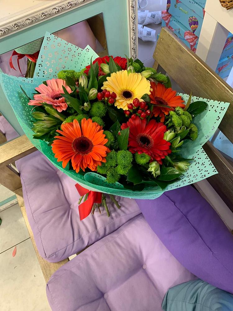Букет цветов из: Герберы, Хризантемы и Альстромерии в Александровской Кадардино-Балкарской Республики