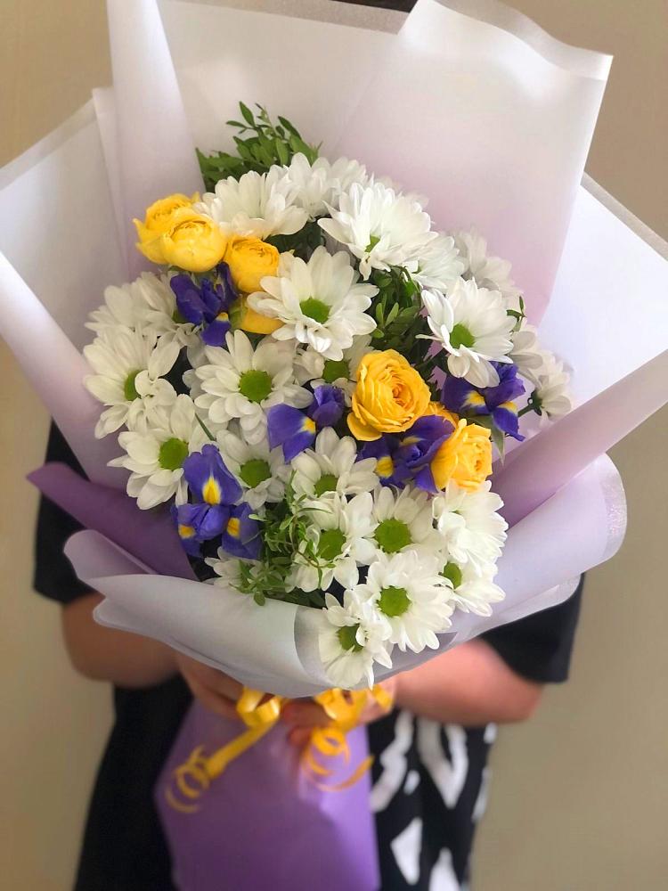 Букет цветов из: Ирисы, Хризантемы и Розы в Александровской Кадардино-Балкарской Республики