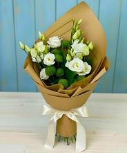 Букет цветов из:  Хризантемы и Лизиантусы в Александровской Кадардино-Балкарской Республики