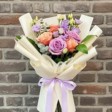 Букет цветов из:  Лизиантусы и Розы в Александровской Кадардино-Балкарской Республики