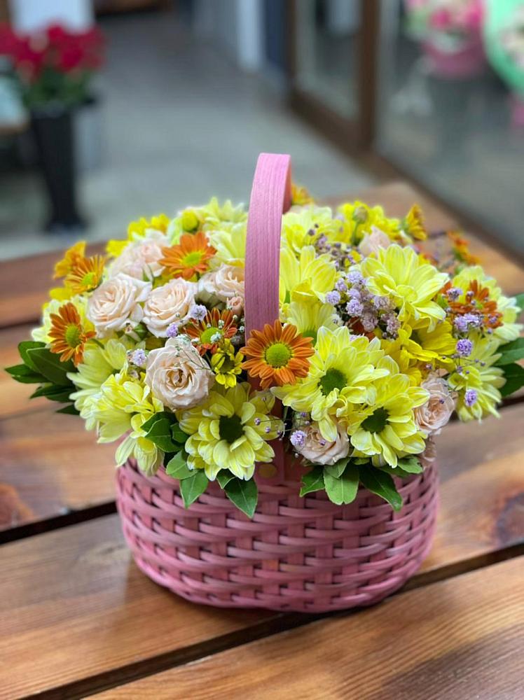 Цветочная композиция из Хризантемы и Розы в корзине в Александровской Кадардино-Балкарской Республики