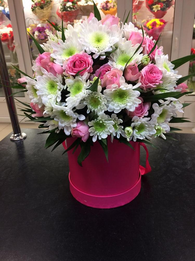 Цветочная композиция из Розы и Хризантемы в шляпной коробке в Александровской Кадардино-Балкарской Республики