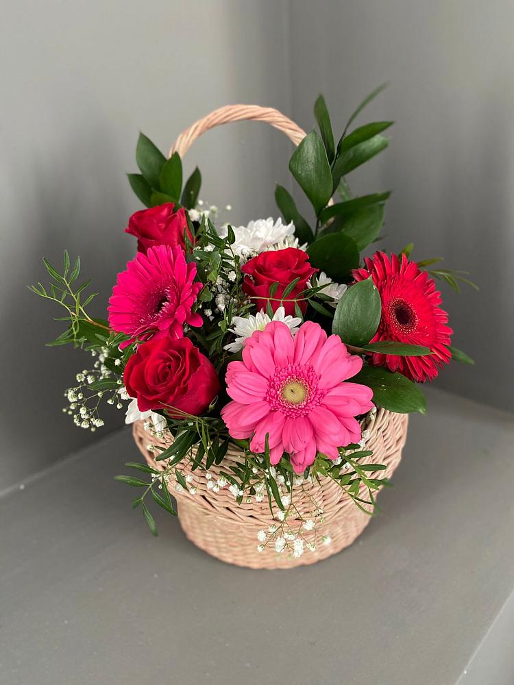 Цветочная композиция из Розы, Хризантемы и Герберы в корзине в Александровской Кадардино-Балкарской Республики