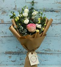 Букет цветов из:  Розы и Лизиантусы в Александровской Кадардино-Балкарской Республики