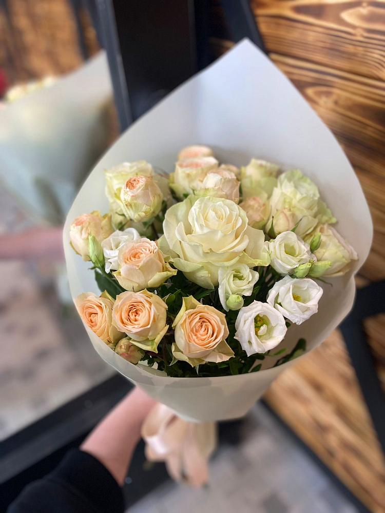 Букет Летний бриз в Александровской Кадардино-Балкарской Республики Букет цветов из: Розы и Лизиантусы в Александровской Кадардино-Балкарской Республики