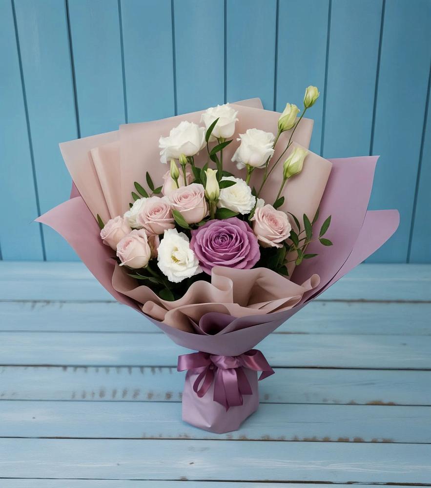 Букет цветов из: Розы и Лизиантусы в Александровской Кадардино-Балкарской Республики